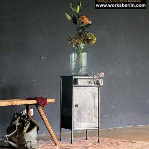 Vintage Möbel restauriert - Metallschränke, Vitrinen, Spinde, Regale