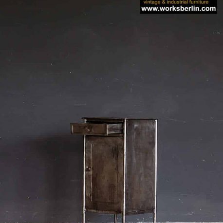 vintage metallschrank mit schublade industriemöbel