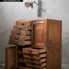 Holzschrank mit Schubladen