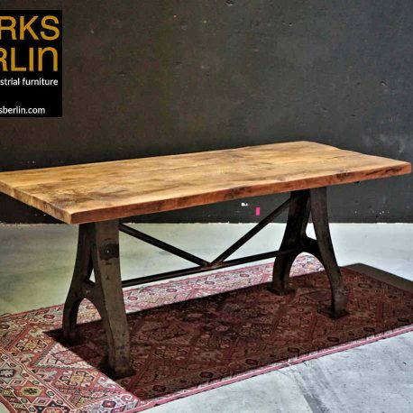 Massiver Fabriktisch