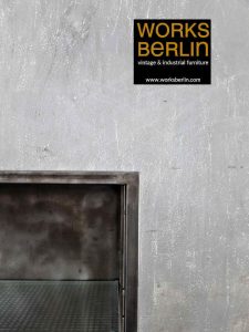 detailbild einer alten arztvitrine
