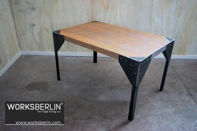 grosser industrialtisch aus metall