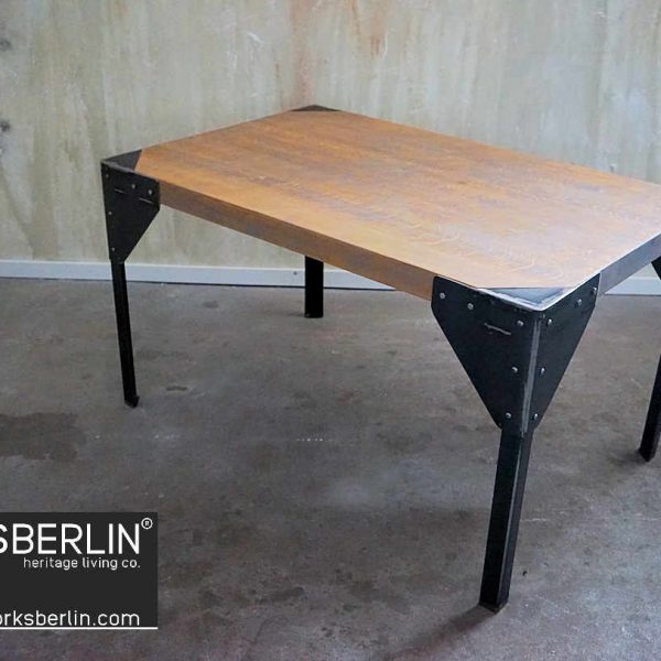 grosser industrialtisch aus metall
