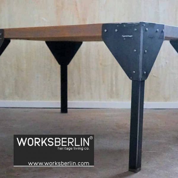 industrieller esstisch aus metall und holz