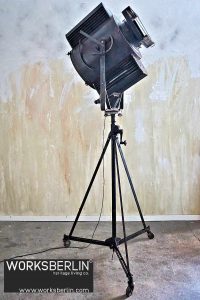 Imposante Theaterleuchte auf Stahlstativ fabriklampen in augsburg kaufen