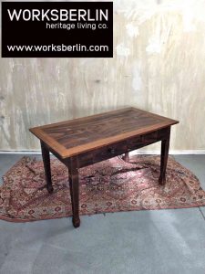 Gebrauchter Holzschreibtisch