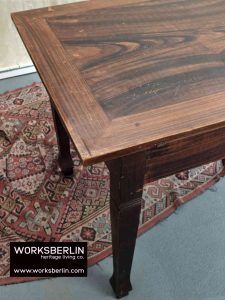 Vintage Holzschreibtisch mit Schubladen