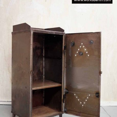 geöffneter metallschrank vintage industriedesign