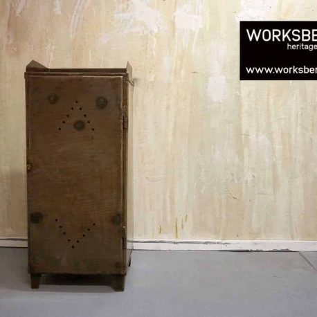 hohe metallkommode schrank vintage aus metall
