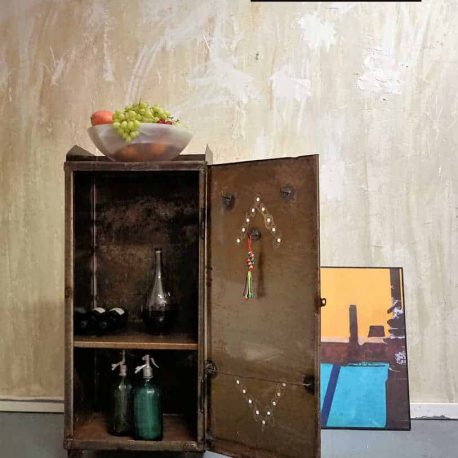 industrieller barschrank aus metall vintage kaufen