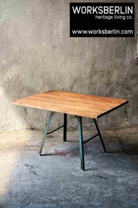 Kleiner industrieller Tisch auf leichtem Maschinengestell