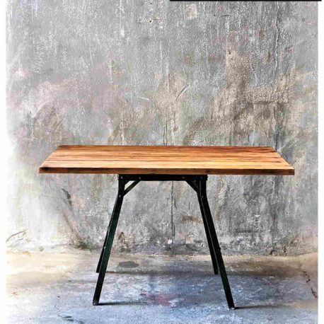 Kleiner industrieller Tisch auf leichtem Maschinengestell - jetzt in Berlin
