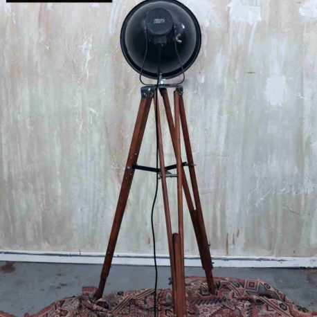 Restaurierte Industrielampen von Tesla auf Stativ