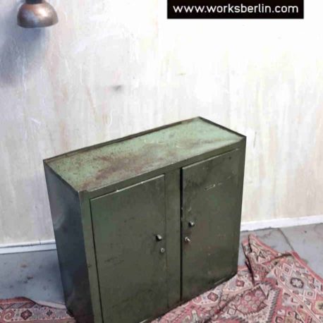 Breiter vintage Metallschrank kaufen