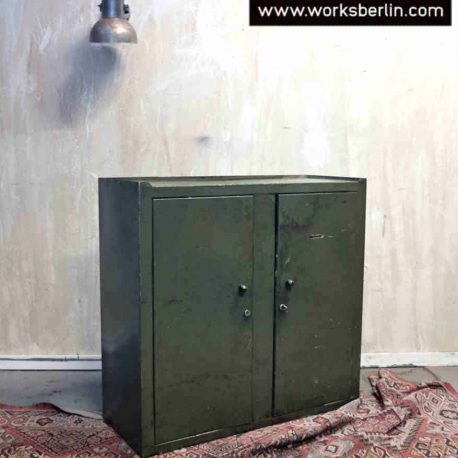 Vintage industrielle Kommode Schrank aus Metall Industriemöbel