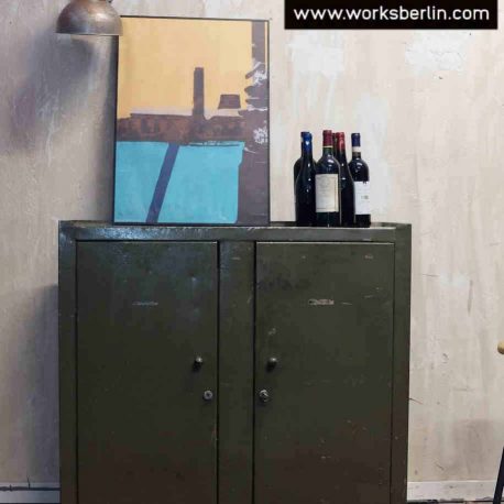 Vintage industrieller Metallschrank mit zwei Türen