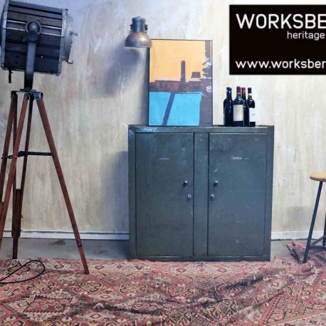 doppeltüriger vintage Werkstattschrank