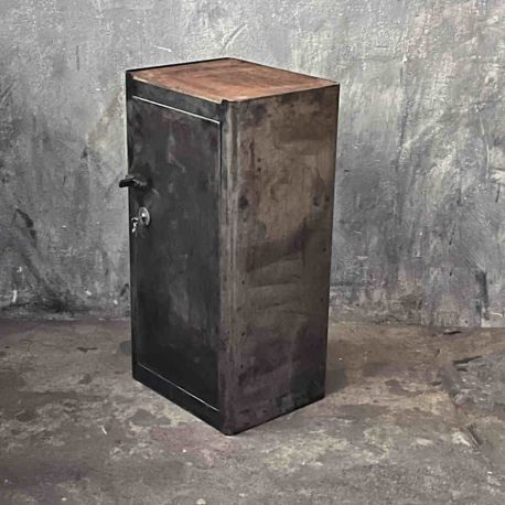 Abgebeizter vintage Metallschrank werkstattschrank von bemefa