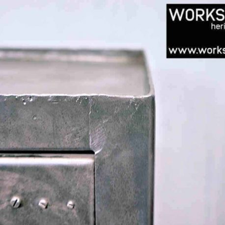 detailbild vintage metallschrank