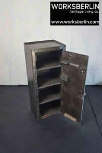 metallschrank alt industriell offen