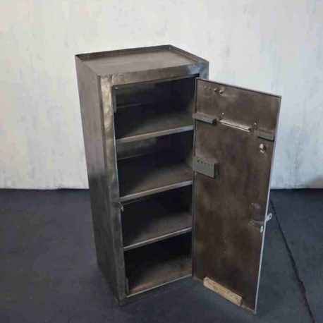 metallschrank alt industriell offen