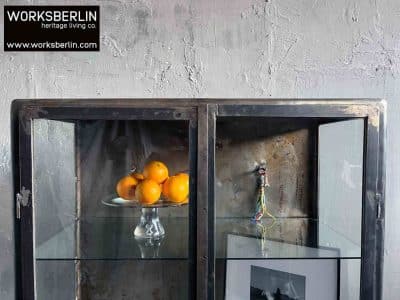 Alter Arztschrank aus Metall 50er Jahre