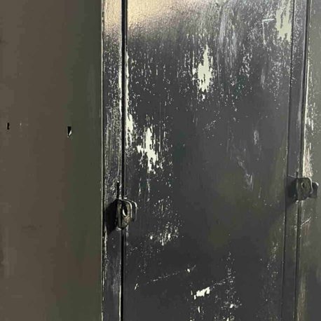 Detailbild Schrank aus Metall alt