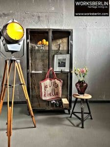 Doppeltüriger vintage Arztschrank Industriemöbel