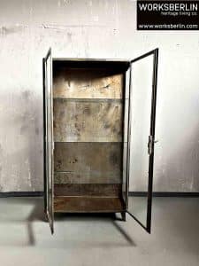 alte Arztvitrine medizinschrank