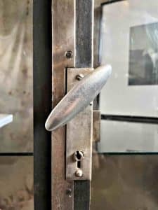 alter arztschrank