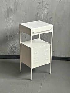 Hintere Aussicht medizinischer Arztschrank