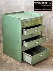 industrieller metallschrank aus metall