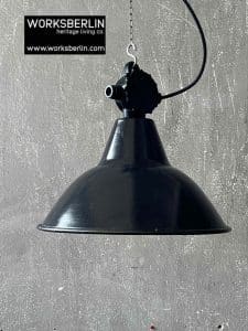 schöne schwarze fabriklampe industrielampe
