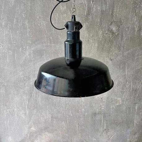 Große schwarze vintage Fabriklampe aus den 60ern Große schwarze Industrielampen aus den 60ern