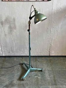 hammerschlag grünes vintage fotolicht jupiter licht berlin metallstativ höhenverstellbar