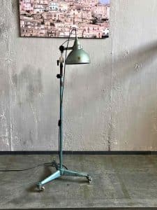 hammerschlag grünes vintage fotolicht jupiter licht berlin metallstativ höhenverstellung