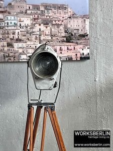 industrielle stehlampe vintage theaterscheinwerfer auf holzstativ