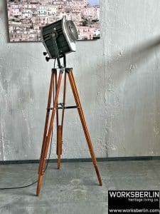 vintage theaterscheinwerfer industrielle stehlampe holzstativ beleuchtung innenraum