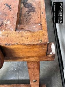 Detailbild einer alten werkbank aus holz