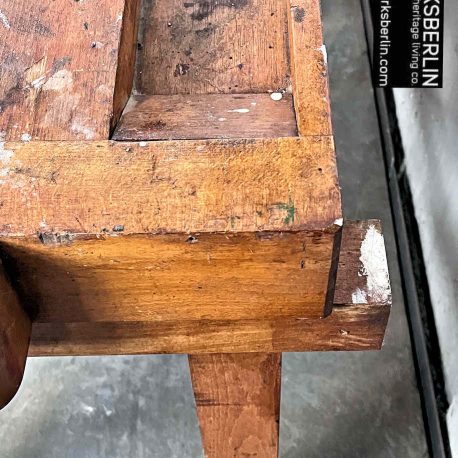 Detailbild einer alten werkbank aus holz