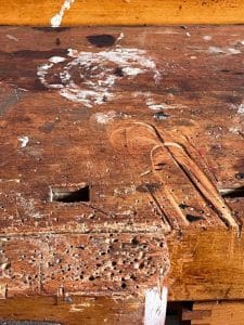 detailbild holzplatte einer alten werkbank aus holz