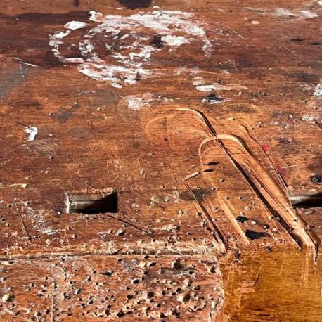detailbild holzplatte einer alten werkbank aus holz