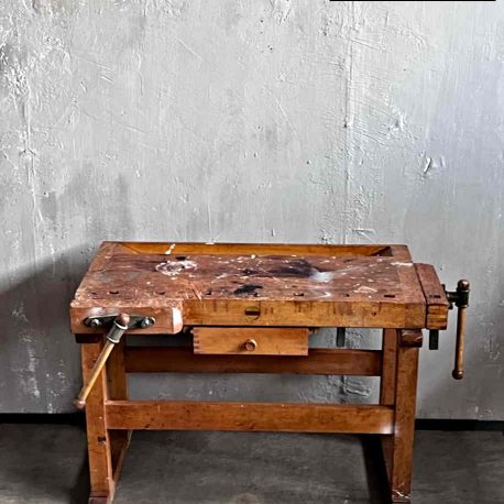 frontalansicht einer vintage Werkbank