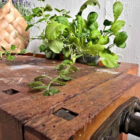 seitenansicht einer alten vintage werkbank aus holz