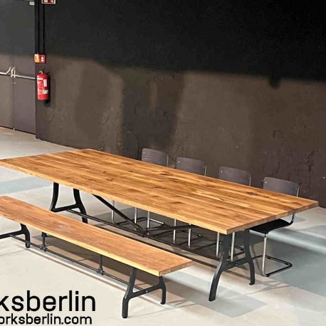 Massive Holztische auf vintage Metallgestell