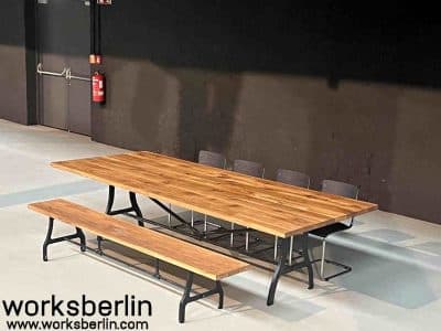 Massive Holztische auf vintage Metallgestell
