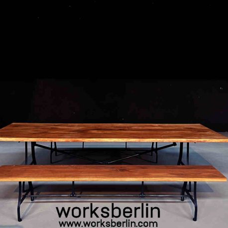 Massiver Eichentisch auf vintage Maschinenbeinen