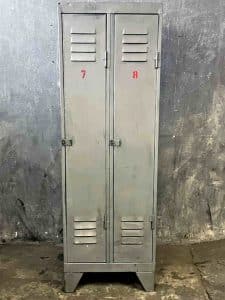Silbergrauer vintage Metallspind mit Regalboden