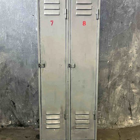 Silbergrauer vintage Metallspind mit Regalboden