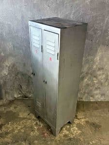 alter metallschrank mit schubladen